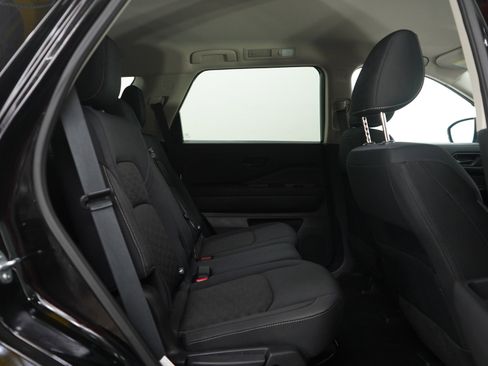 Used 2024 Nissan Pathfinder S image 12