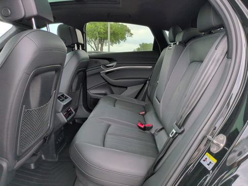 Used 2023 Audi e-tron Premium Plus image 30