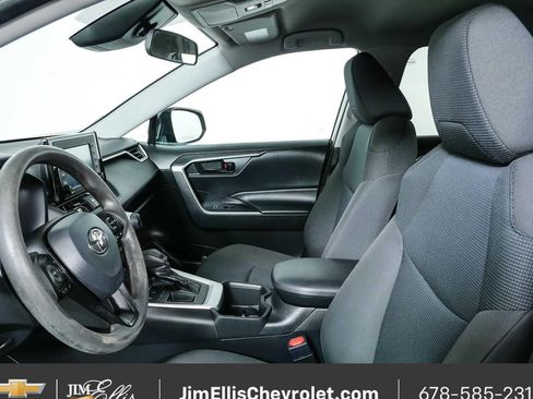 Used 2022 Toyota RAV4 LE FWD image 5