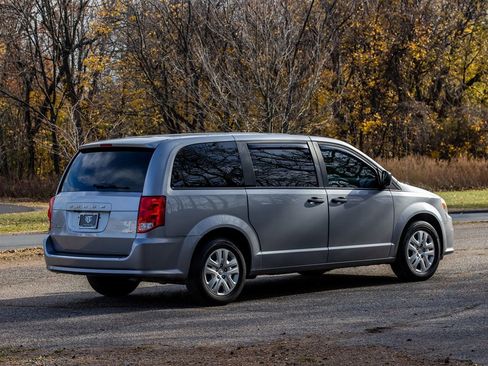 Used 2019 Dodge Grand Caravan SE image 4
