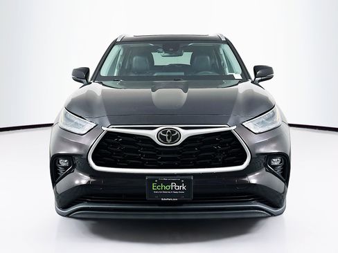Used 2022 Toyota Highlander XLE image 2