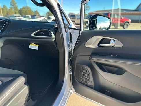 New 2026 Chrysler Pacifica Select image 9
