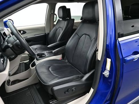 Used 2020 Chrysler Pacifica Limited FWD image 11