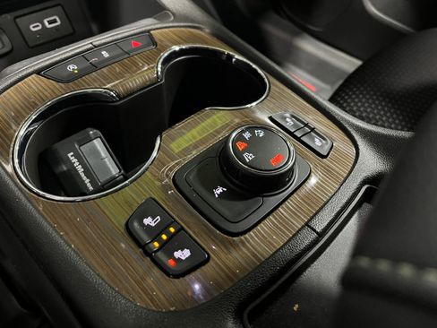 Certified 2023 GMC Acadia SLE w/ Driver Convenience Package image 14