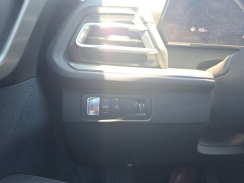 Used 2025 Chevrolet Traverse LT FWD image 17