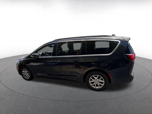 Used 2024 Chrysler Pacifica Touring-L FWD image 5