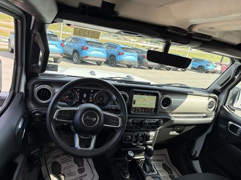 Used 2023 Jeep Gladiator Overland AWD/4WD image 14