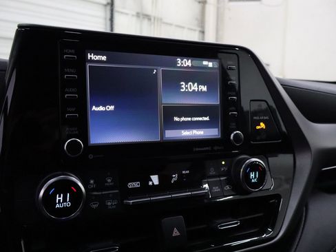 Used 2022 Toyota Highlander LE image 20