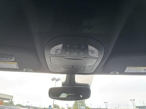 Used 2025 Chrysler Pacifica Select FWD image 23