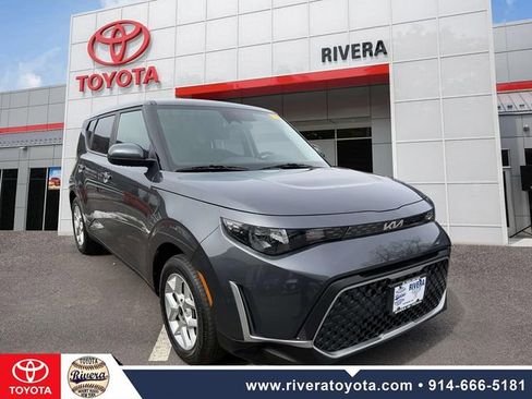 Used 2023 Kia Soul LX w/ LX Technology Package image 2