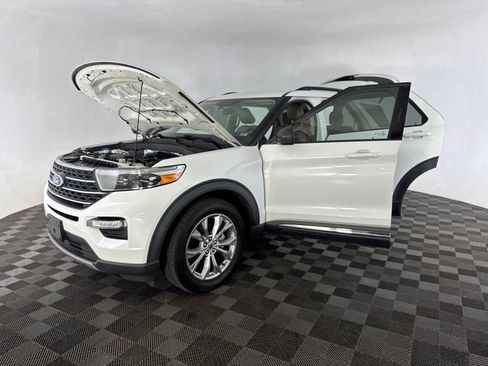 Used 2020 Ford Explorer XLT w/ Equipment Group 202A AWD/4WD image 13