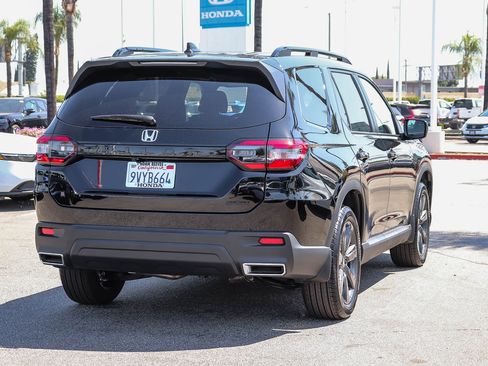 Certified 2025 Honda Pilot Sport image 11
