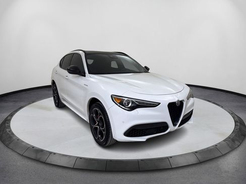 Used 2022 Alfa Romeo Stelvio Veloce image 3