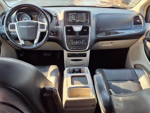 Used 2016 Chrysler Town & Country Touring-L image 11
