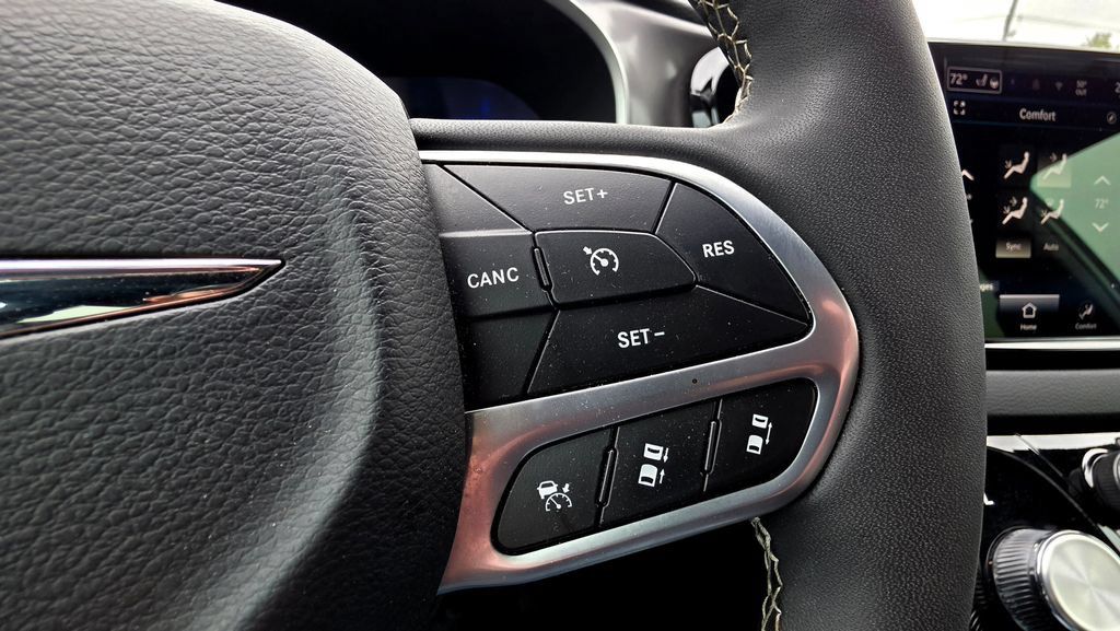 Used 2025 Chrysler Pacifica Select FWD image 26