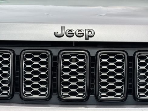 Used 2021 Jeep Grand Cherokee Laredo X AWD/4WD image 12