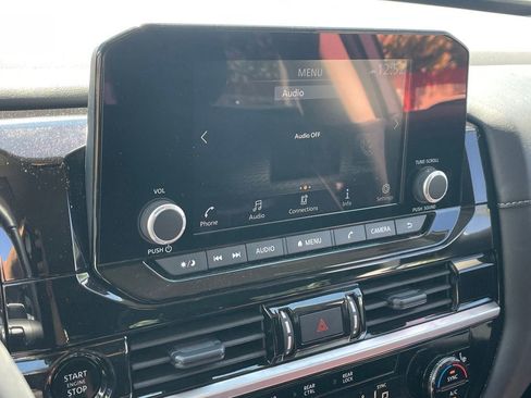 Used 2025 Nissan Pathfinder SV image 9