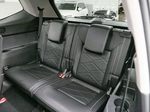 Used 2025 Volkswagen Atlas SE image 23