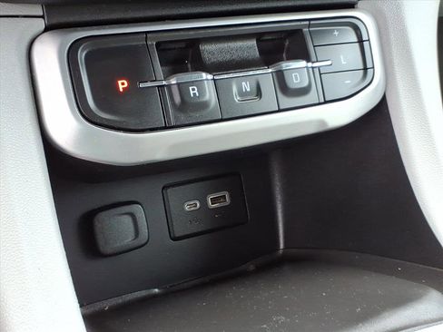 Used 2022 GMC Acadia SLE FWD image 31