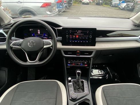Used 2025 Volkswagen Taos SE AWD/4WD image 12