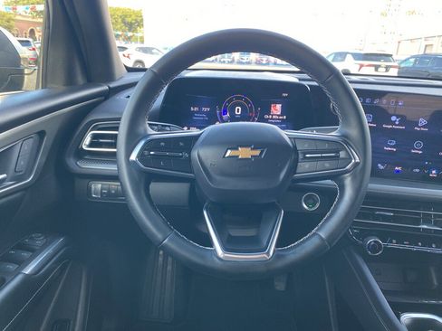 Used 2025 Chevrolet Traverse LT image 4