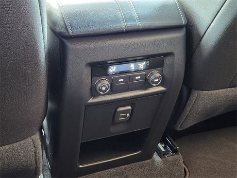 Used 2023 Chevrolet Traverse LT image 29