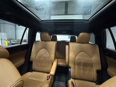 Used 2021 Toyota Highlander Platinum image 32