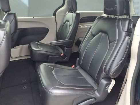 Used 2023 Chrysler Pacifica Touring-L FWD image 18