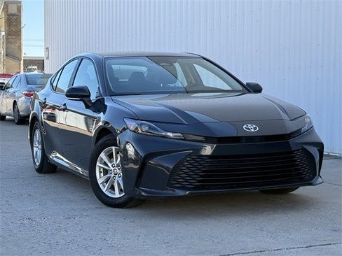 Used 2025 Toyota Camry LE image 2