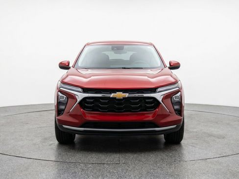 Used 2025 Chevrolet Trax LT FWD image 2