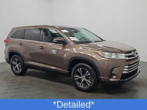 Used 2019 Toyota Highlander LE image 2