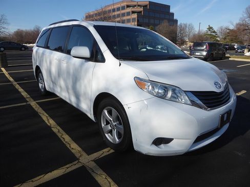 Used 2014 Toyota Sienna LE image 1