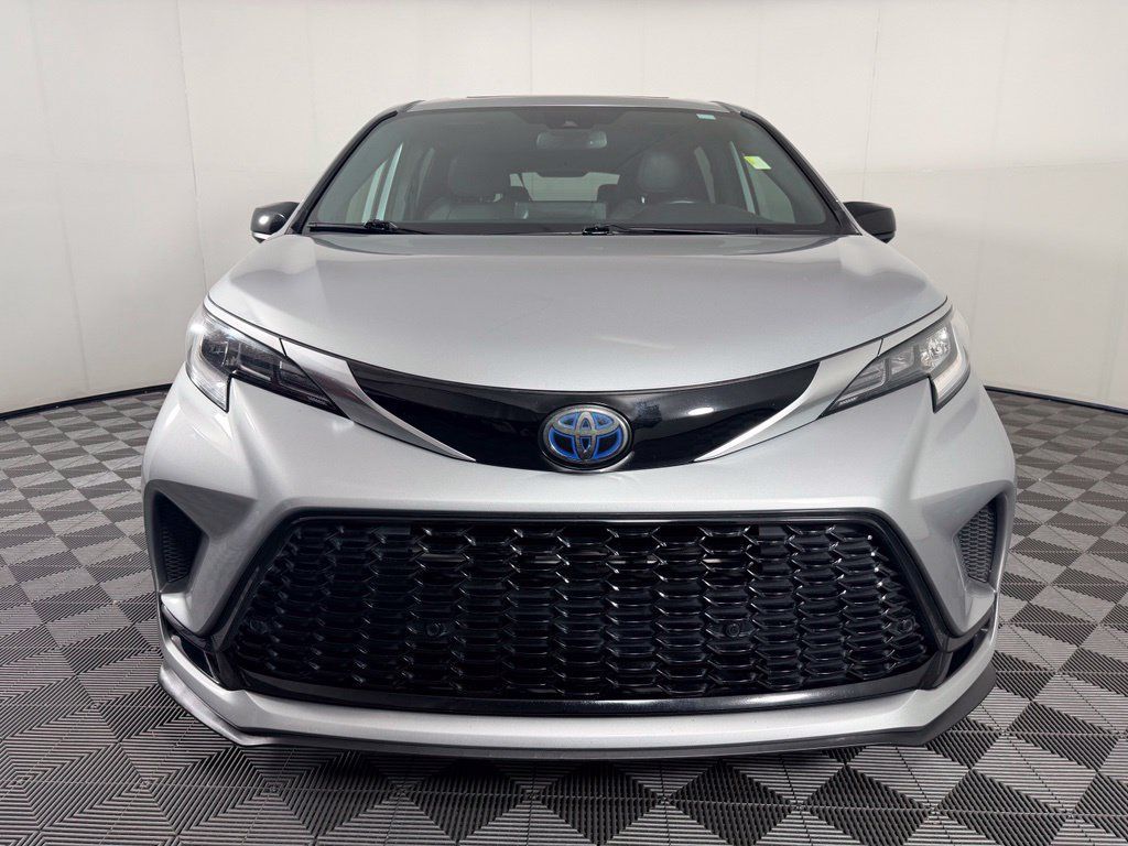 Used 2021 Toyota Sienna XSE FWD image 11
