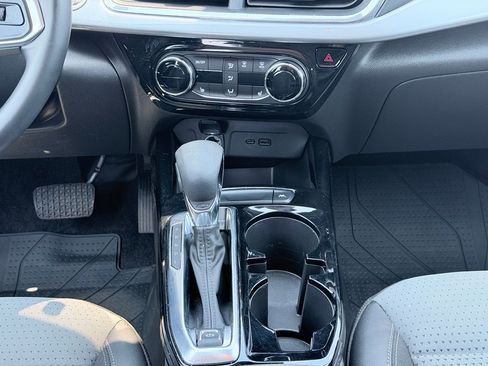 Used 2024 Chevrolet Trax LT w/ LT Convenience Package FWD image 17