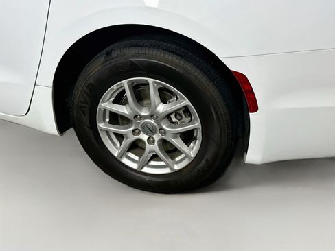 Used 2024 Chrysler Pacifica Touring-L FWD image 11