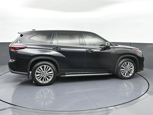 Certified 2024 Toyota Highlander Platinum FWD image 28