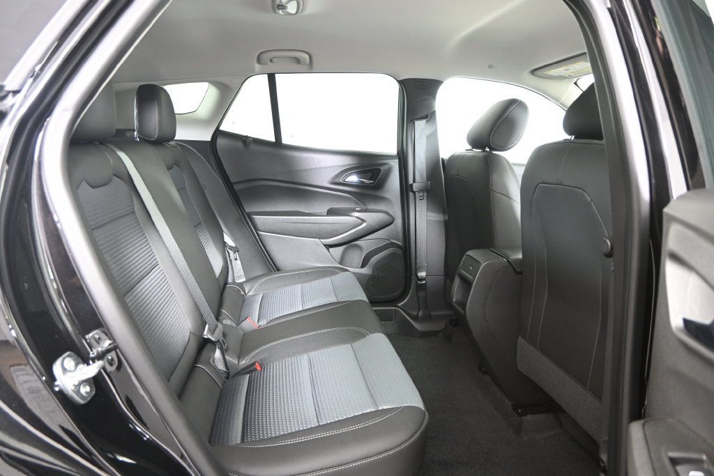 Used 2025 Chevrolet Trax LT FWD image 15