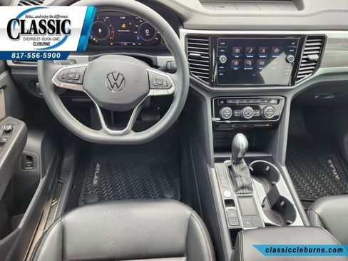 Used 2022 Volkswagen Atlas Cross Sport SE w/ Panoramic Sunroof Package FWD image 3