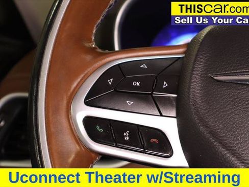 Used 2018 Chrysler Pacifica Limited w/ Tire & Wheel Group FWD image 16