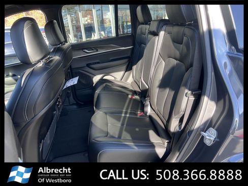 New 2025 Jeep Grand Cherokee Limited w/ Luxury Tech Group II image 12