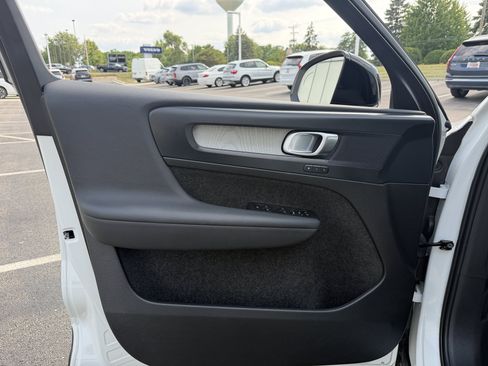 Used 2025 Volvo XC40 B5 Plus AWD/4WD image 7