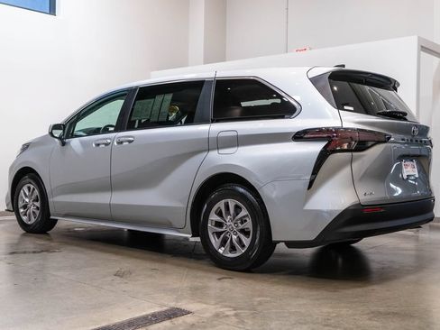 Certified 2025 Toyota Sienna LE FWD image 7