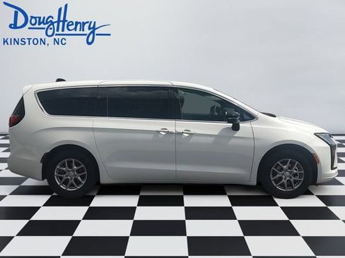 New 2027 Chrysler Pacifica Select FWD image 6