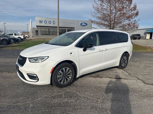 Used 2024 Chrysler Pacifica Select image 1