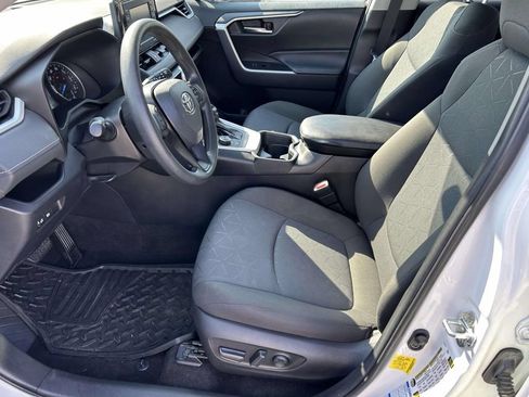 Used 2021 Toyota RAV4 XLE AWD/4WD image 18