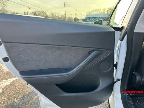 Used 2021 Tesla Model Y Long Range image 10