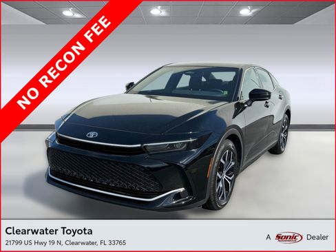 Used 2025 Toyota Crown XLE image 1