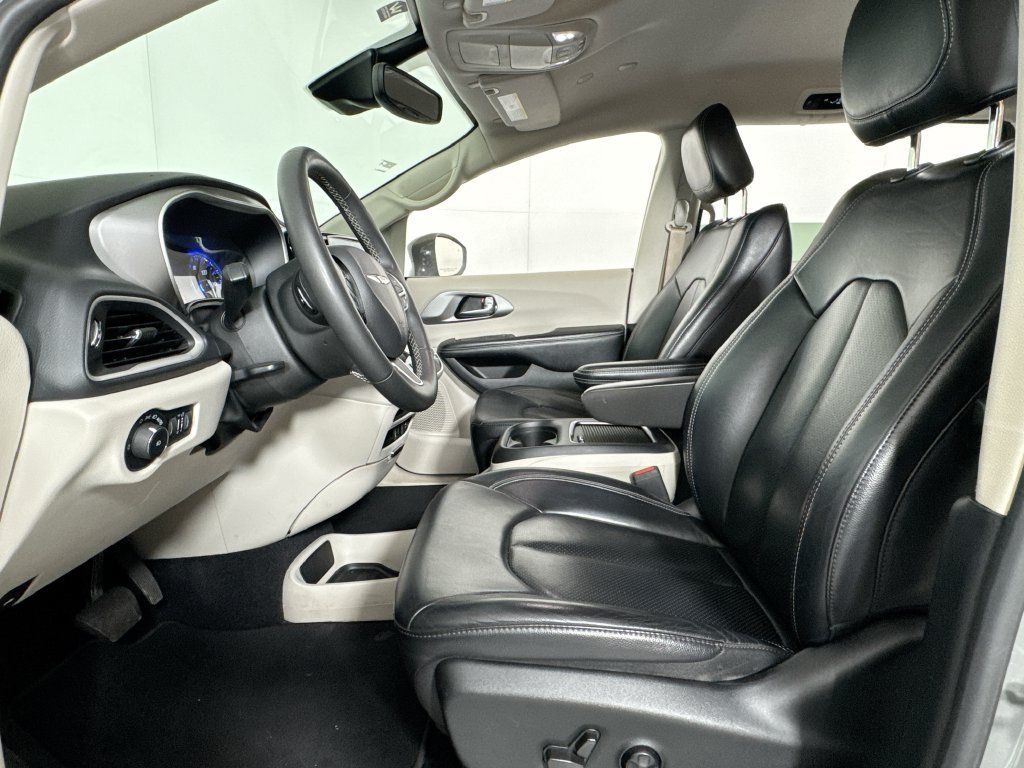 Used 2022 Chrysler Pacifica Touring-L FWD image 10