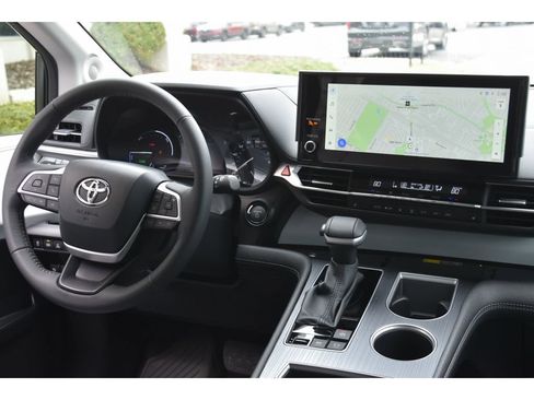 Used 2025 Toyota Sienna XLE w/ XLE Plus Package image 19
