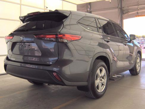 Used 2022 Toyota Highlander L image 6